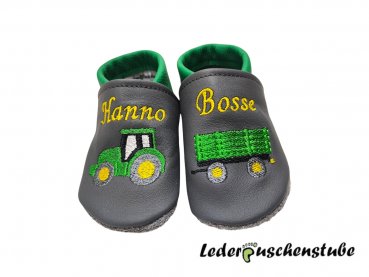 Lederpuschen anthrazit-ital.gruen mit Namen beiderseits Spann gelb und Stickerei Traktor-Anhängerladung mittelgrün-gelb-maisgelb